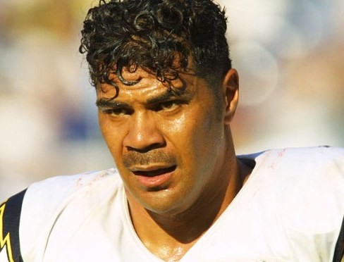 Junior Seau Found Dead! | HelpfulSubjects